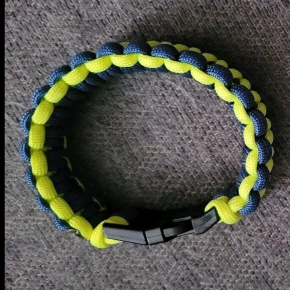 💙💛 2 Paracord Bracelets Clip Shut 🖤🩶 Handmade, Blue/Yellow & Black/Gray - Picture 4 of 5
